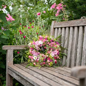 Blumenkranz auf Holzbank