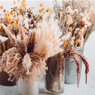 bouquets-of-dry-flowers-and-herbs-trendy-interior-decoration-artisan-florist-shop-idea.jpg